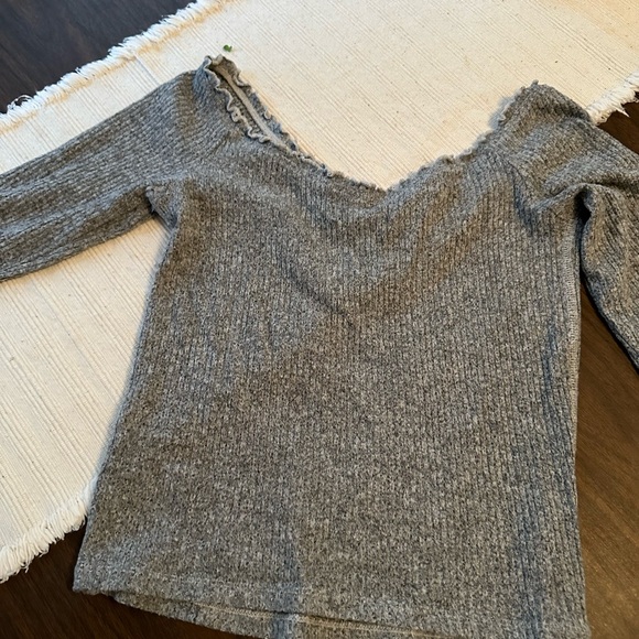 grey Abercrombie & Fitch ruffle hem off the shoulder top - Picture 2 of 4